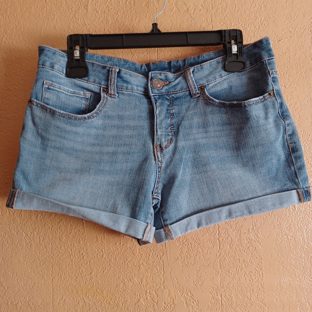 Time and Tru / Light wash Denim Shorts..Size 8